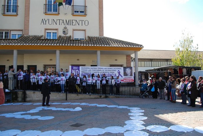 Concentración En Memoria De La Joven Asesinada En Otura Por Su Novio