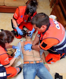 Sanitarios Del 061 Atienden A Un Paciente Infartado En La Calle En Un Simulacro