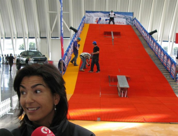 La Esquiadora María José Rienda Muestra La Pista De La Feria De Valencia