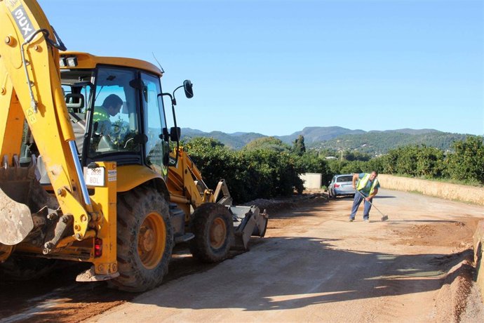 Operarios Trabajando En Onda Para Rceuperar La Localidad Tras Las Lluvias