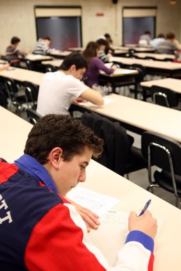 Varios estudiantes en un exámen