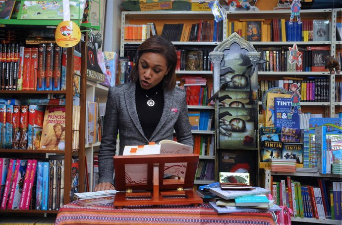 Lola Johnson Leyendo 'Tirant Lo Blanch'