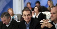 Zapatero achaca la derrota a la crisis y pide un "debate robusto" en el PSOE