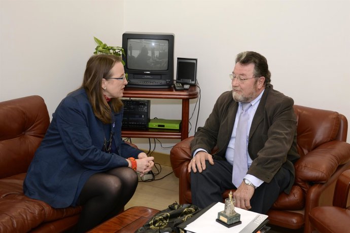 Leticia Díaz Con El Presidente De La Casa De Cantabria En Sevilla 