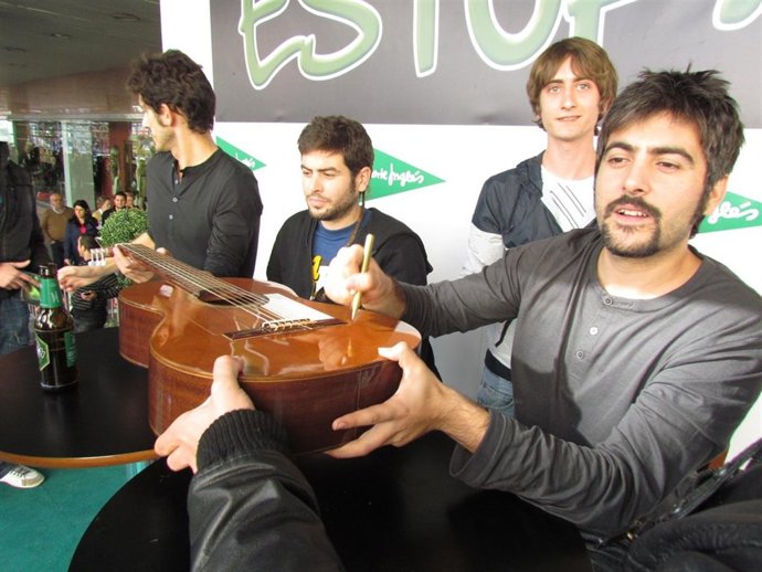 Estopa Firmando Autógrafos En Murcia