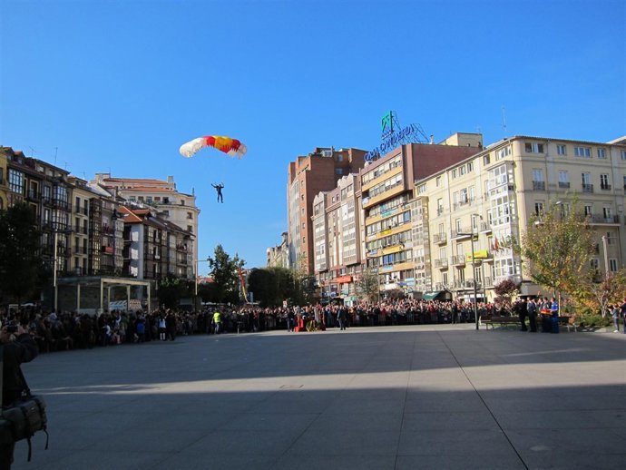 Una Paracaidísta En La Plaza Del Ayuntamiento De Santander 