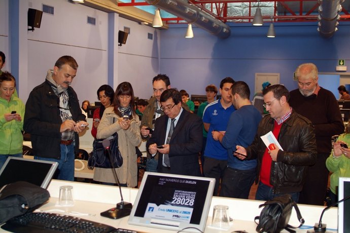 Representantes Políticos Mandan Un Sms Para Colaborar Con La Campaña Reto