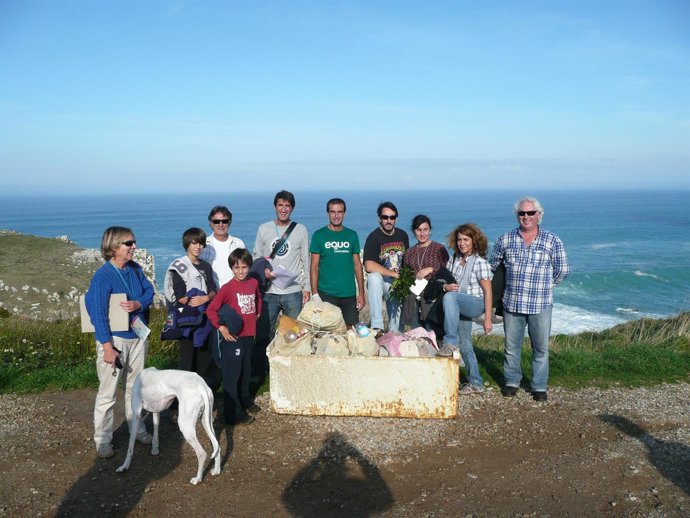 Voluntarios Del Programa 'Coastwatch' En Liencres 