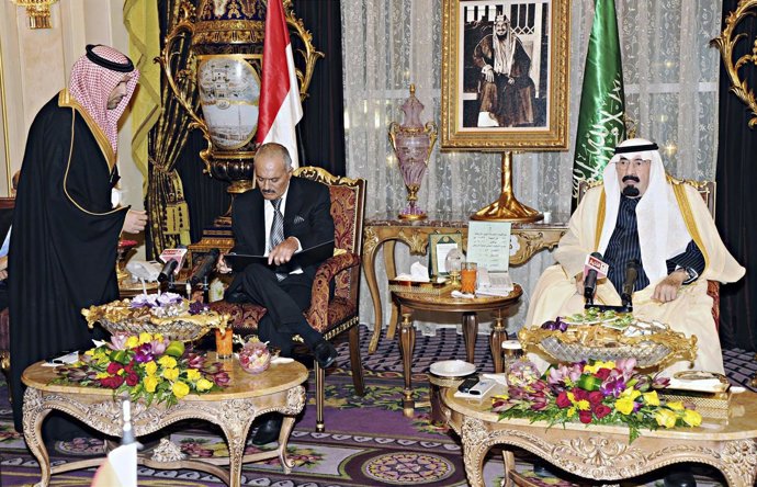 El Presidente Yemení, Alí Abdulá Salé, Firma Su Renuncia Al Poder 