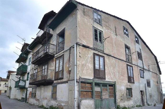Edificio En Ruina En Adarzo 