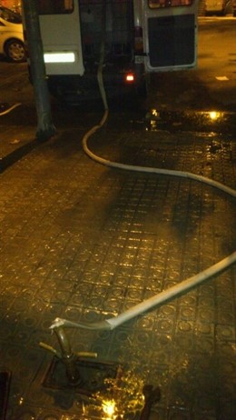 Dos Imputados Por Robar Agua Pública En Barcelona Con Una Manguera