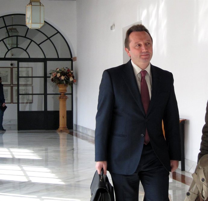 El consejero de Empleo, Manuel Recio, en el Parlamento de Andalucía.