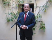 De la Torre defiende el gasto de 840.000 euros en el alumbrado navideño, ya que es "una inversión útil"