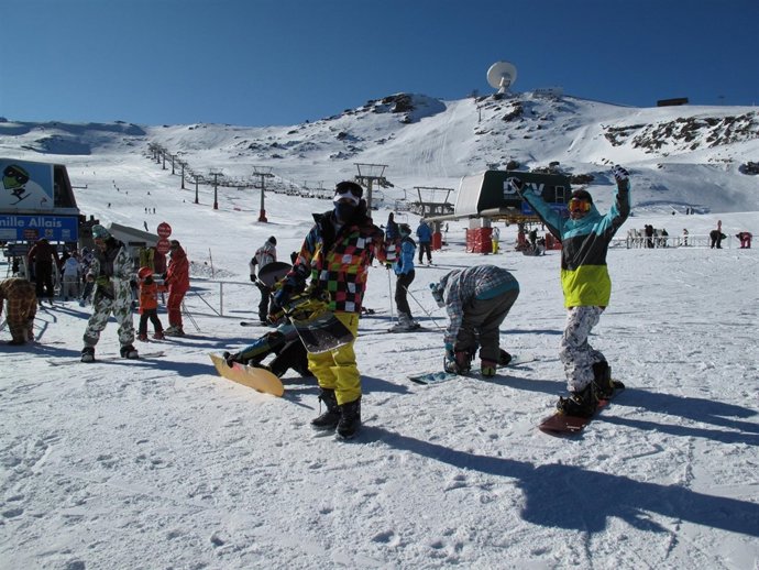 Un Total De 5.500 Esquiadores Disfrutan De Sierra Nevada En Su Apertura