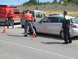 Agentes De Diferentes Cuerpos Policiales, En Un Control De Tráfico.