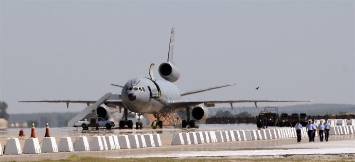 Avión Militar En Las Pistas De La Base De Morón.