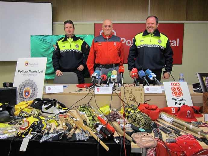 Atáun, Salaberri Y Santamaría Junto Al Material Incautado A Las Bandas Latinas