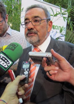 El Presidente De Cievral, José Vicente González, Atiende A Los Medios
