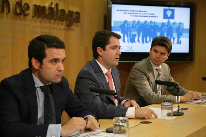 Carlos Conde, Diputado De Presidencia, En El Centro; A La Izqda, Jacobo Florido