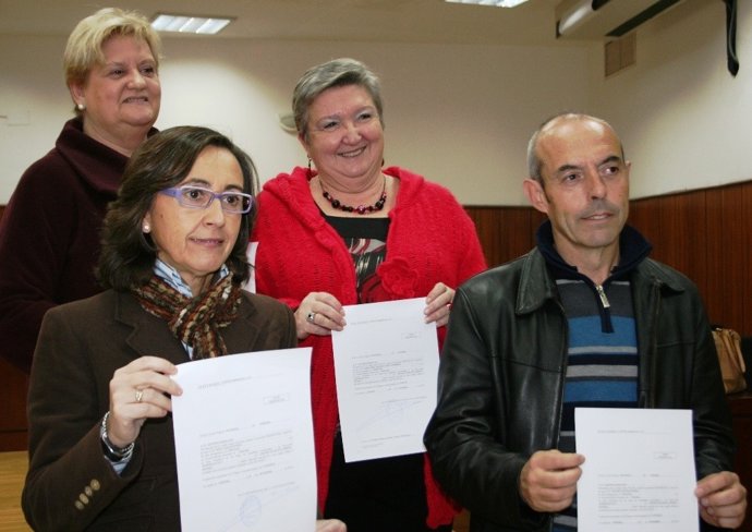 Los Nuevos Diputados Y Senadora Del PSOE Por Córdoba Con Sus Credenciales