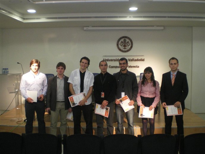 Daniel Leandro, En El Centro, Junto Al Resto De Premiados En El Certamen.
