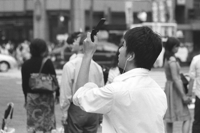 Japones Usando Movil Por Jim Epler Flickr CC