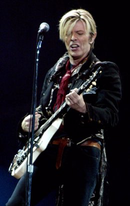 El músico británico David Bowie durante un concierto