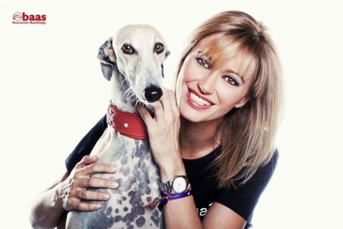 Susana Griso Posando Con Un Galgoe
