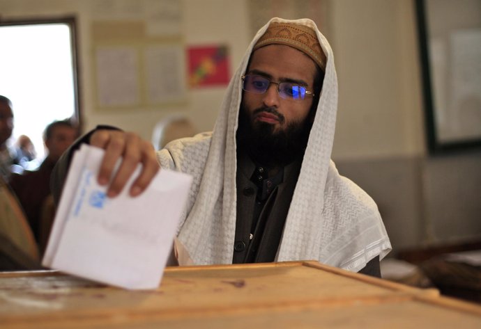 Un Hombre Mete Un Voto En Una Urna En Egipto