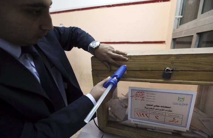Un Hombre Sella Una Urna Electoral En Egipto