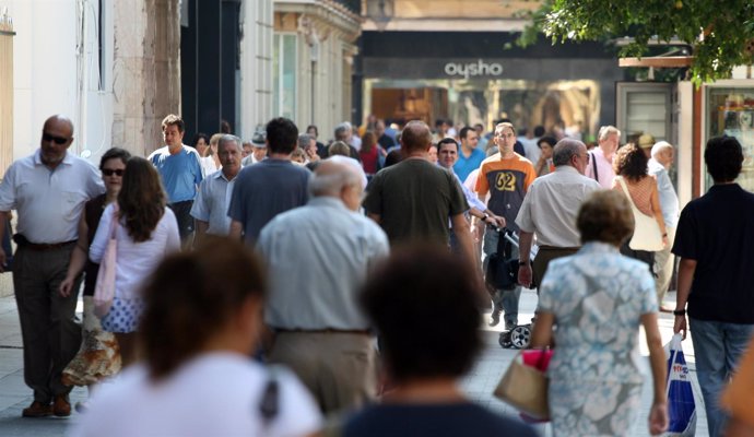 Gente comprando en calles de Andalucía