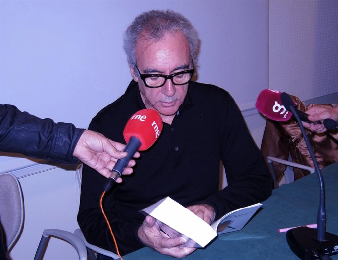 Juan José Millás Leyendo Su 'Articuentos Completos'