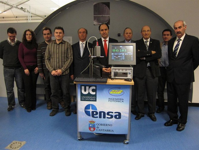 Los Asistentes Junto Al Equipo Optoelectrónico