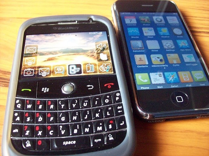 Blackberry Y Iphone Por Andy Mihail CC Flickr 