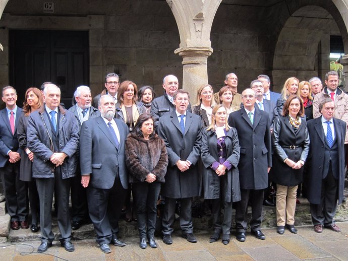 Feijóo Se Fotografía Con Los Diputados Y Senadores En Madrid.
