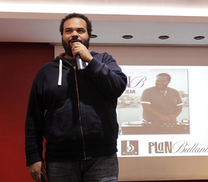 El Músico Carlos Jean En La Presentación De El Plan B