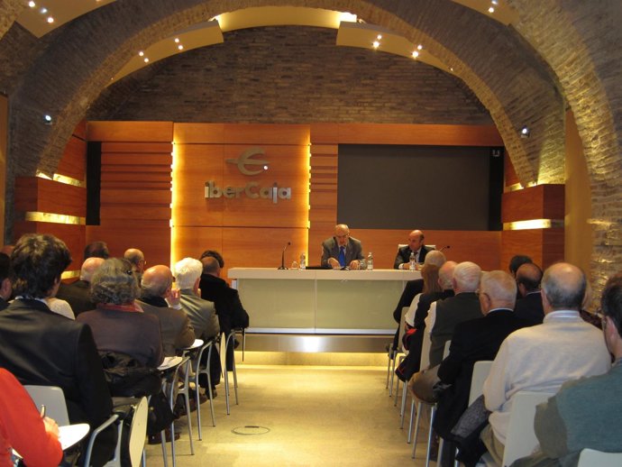 Conferencia De Luis De Guindos En El Museo Ibercaja Camón Aznar De Zaragoza