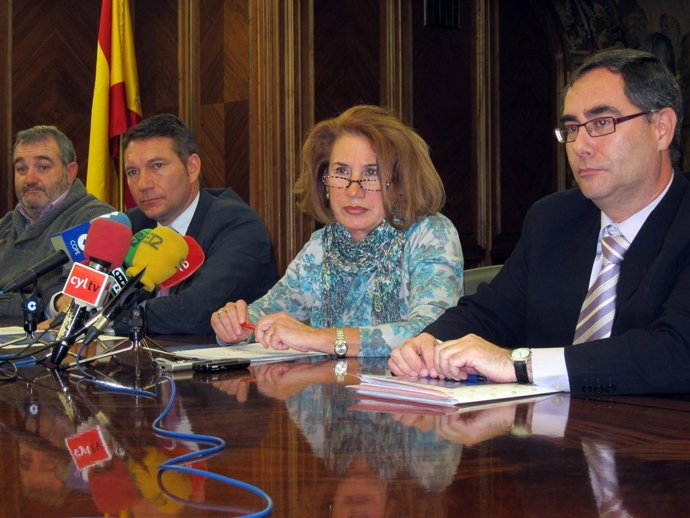 Montserrat Gutiérrez Acompañada De Representantes De Entidades