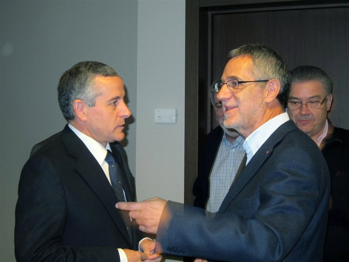 Prieto (Derecha) Y El Alcalde De León En Las Jornadas 'Jubilarse No Es Acabarse'