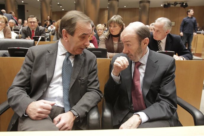 Alfredo Pérez Rubalcaba Con José Antonio Alonso En El Congreso