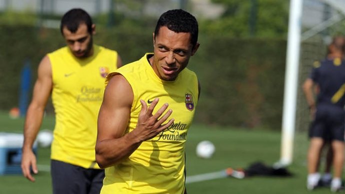 Los Jugadores Del FC Barcelona Adriano Correia Y Javier Mascherano