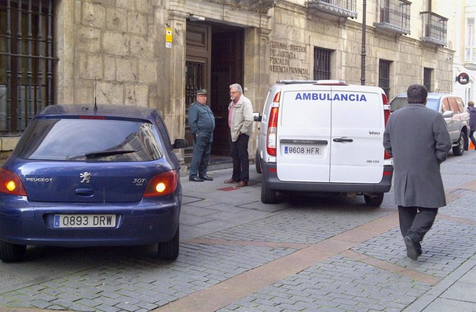 Los Vehículos En Los Que Han Llegado Crespo Y Correa Al TSJCYL