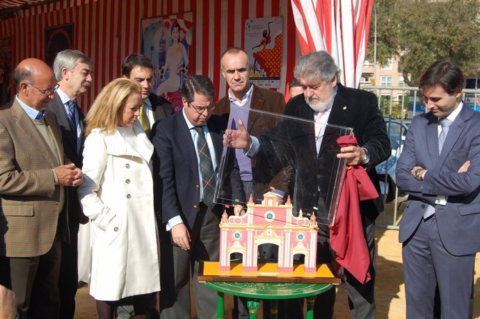 Gregorio Serrano Contempla La Maqueta De La Portada De La Feria.