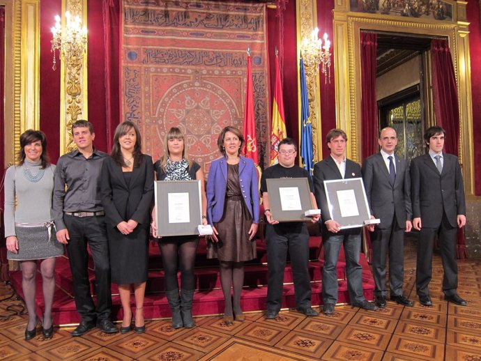 Autoridades Junto A Los Premiados Con Los Galardones De Juventud De Navarra.