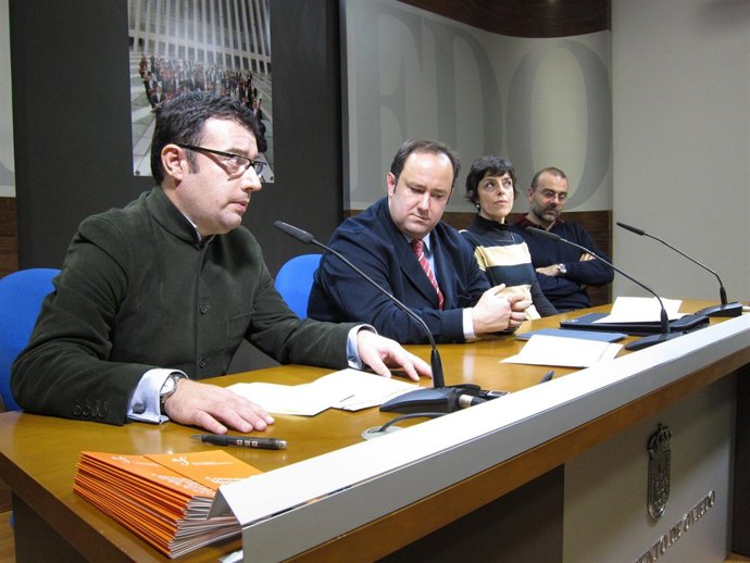 Marina, Toma La Palabra. A Su Izquierda, Vallina, Riera Y Conti. 