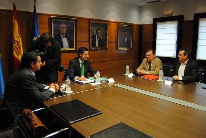 Reunión Del Gobierno Del Principado Con IU
