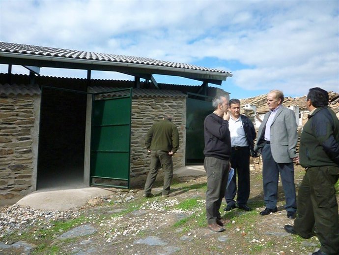 Muñoz Y Rodríguez Durante Su Visita Al Aprisco Tinada De La Dehesilla.