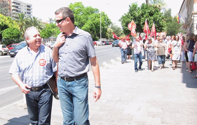 Antonio Jiménez Y Daniel Bueno, De UGT Y CCOO, Acompañados De Sindicalistas