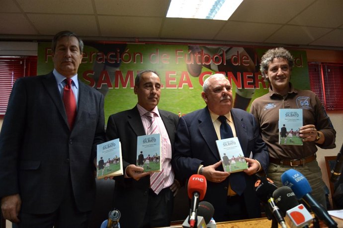 Foto Acto Libro La Ley Del Silbato