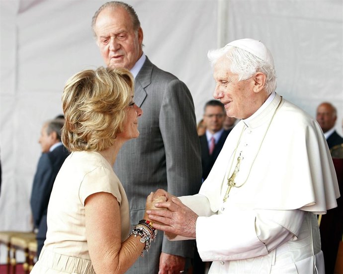 Esperanza Aguirre Saluda Al Papa Benedicto XVI A Su Llegada A La JMJ